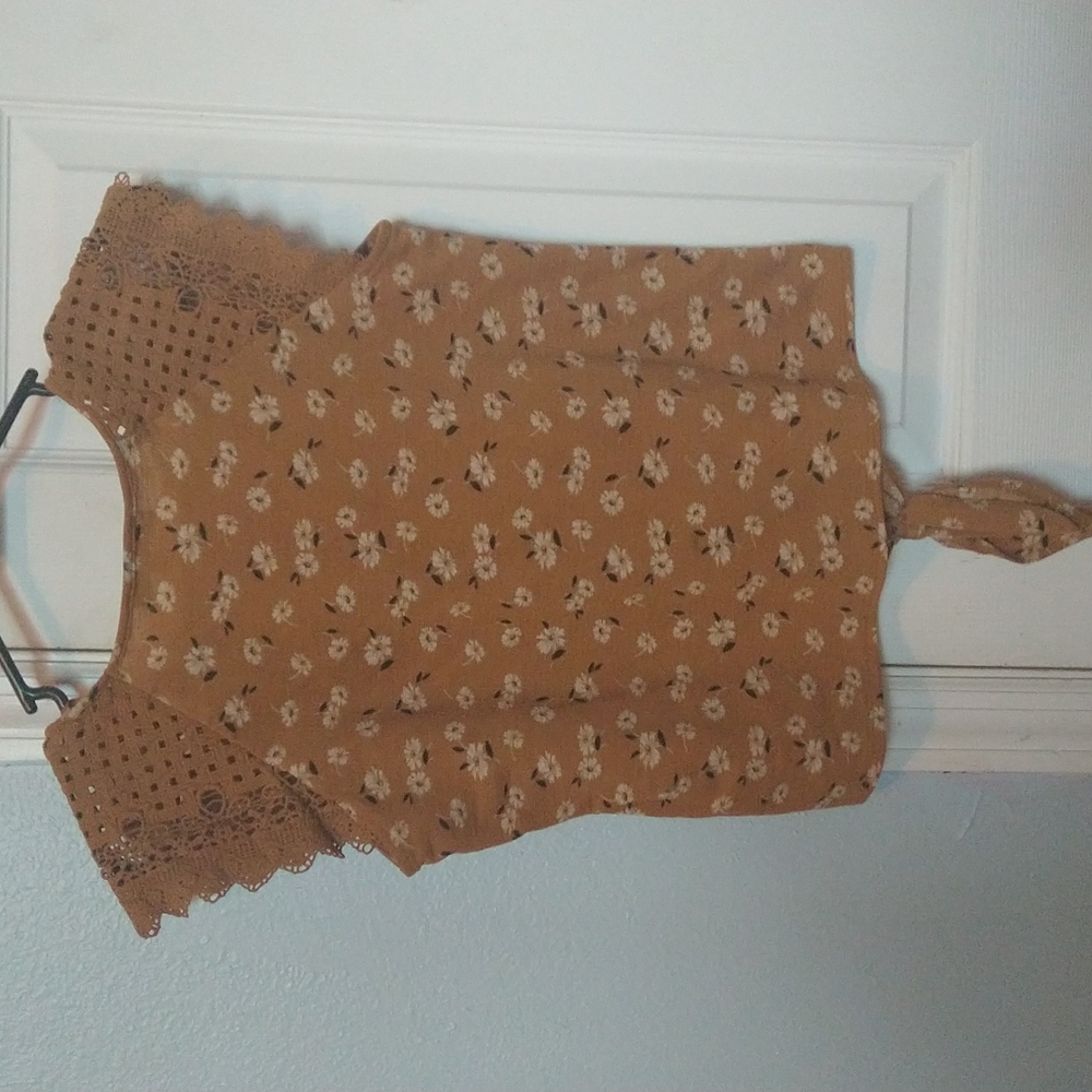 Small gold shirt with white daisy's - Picture 2 of 2